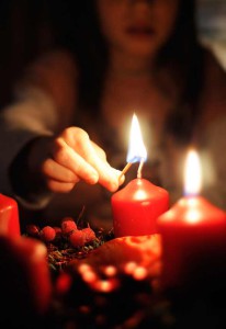 Zapalování svíček na adventním věnci